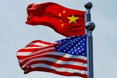 Cờ Mỹ và Trung Quốc gần Bến Thượng Hải, Trung Quốc. (Nguồn: Reuters)