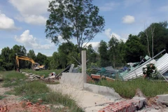 Xử lý các trường hợp vi phạm đất đai, xây cất trái phép trên địa bàn xã Dương Tơ, huyện Phú Quốc, tỉnh Kiên Giang. (Ảnh: Lê Huy Hải/TTXVN)