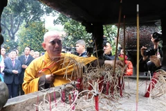 Các đại biểu làm lễ dâng hương tại Đền Đô, tỉnh Bắc Ninh. (Ảnh: Thanh Thương/TTXVN)