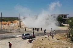 Người Syria tập trung tại địa điểm do một thiết bị nổ ở tuyến tuần tra chung Thổ Nhĩ Kỳ-Nga trên đường cao tốc chiến lược M4, gần thị trấn Ariha của Syria ở tỉnh Idlib. (Nguồn: AFP via Getty Images)