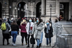 Người dân và du khách đeo khẩu trang phòng tránh lây nhiễm COVID-19 tại Paris, Pháp. (Ảnh: AFP/TTXVN)