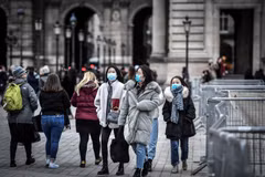 Người dân và du khách đeo khẩu trang phòng tránh lây nhiễm COVID-19 tại Paris, Pháp. (Ảnh: AFP/TTXVN)