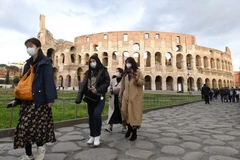 Người dân và du khách đeo khẩu trang phòng tránh lây nhiễm COVID-19 tại Rome, Italy, ngày 4/3 vừa qua. (Ảnh: THX/TTXVN)