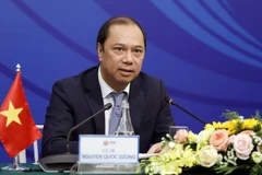 Thứ trưởng Bộ Ngoại giao Nguyễn Quốc Dũng, Trưởng SOM ASEAN Việt Nam trả lời phóng viên các cơ quan báo chí. (Ảnh: Dương Giang/TTXVN)