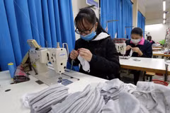 Sản xuất khẩu trang tại Tổng Công ty may 10. (Ảnh: Trần Việt/TTXVN) 