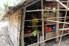 Nhiều hộ dân trong vùng lõi không dám cất nhà vì đã có chủ trương di dời. (Ảnh: Hồng Thái/TTXVN)