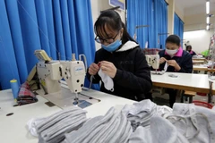 Sản xuất khẩu trang tại Tổng Công ty may 10. (Ảnh: Trần Việt/TTXVN) 