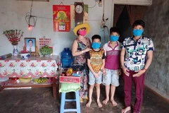 Trao quà cho người khuyết tật, người có hoàn cảnh khó khăn. (Ảnh: Hồng Điệp/TTXVN)