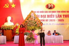 Trưởng Ban Tuyên Giáo Trung ương Võ Văn Thưởng tặng hoa chúc mừng Đại hội. (Ảnh: Công Phong/TTXVN)