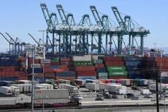 Container hàng hóa được bốc dỡ tại cảng Long Beach ở Los Angeles, California, Mỹ. (Ảnh: AFP/TTXVN)