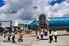 Hành khách xuống thang máy bay. (Ảnh: Thanh Liêm/TTXVN)