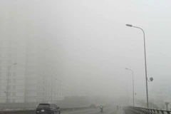Khu vực quận Hà Đông, Hà Nội vẫn đang bị sương mù bao phủ, tầm nhìn của người tham gia giao thông bị hạn chế. (Ảnh: Thanh Tùng/TTXVN)