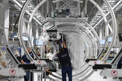 Công nhân làm việc tại nhà máy sản xuất ôtô ở San Luis Potosi, Mexico. (Ảnh: AFP/TTXVN)
