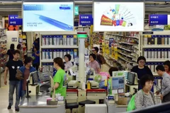 Người dân mua sắm tại một siêu thị ở Seoul, Hàn Quốc. (Ảnh: AFP/TTXVN)