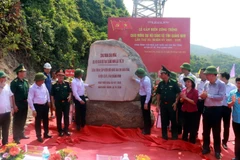 Lễ gắn biển công trình đóng điện lưới quốc gia trên đảo Trần. (Ảnh: Bùi Đức Hiếu/TTXVN)