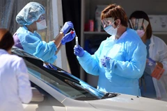 Nhân viên y tế lấy mẫu bệnh phẩm xét nghiệm COVID-19 tại San Francisco, bang California, Mỹ. (Ảnh: AFP/TTXVN)