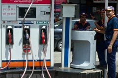 Một cửa hàng bán xăng dầu ở New Delhi của Ấn Độ. (Ảnh: EPA/TTXVN)