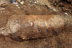 Quả bom tại công trình xây dựng. (Ảnh: Phan Tuấn Anh/TTXVN)