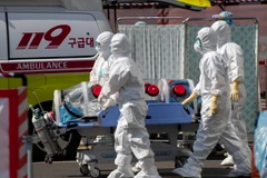 Nhân viên y tế chuyển bệnh nhân nhiễm COVID-19 tại một bệnh viện ở Daegu, Hàn Quốc ngày 4/3 vừa qua. )Ảnh: THX/TTXVN)