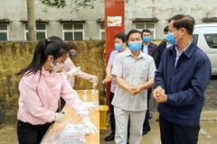 Chủ tịch UBND thành phố Hải Phòng Nguyễn Văn Tùng kiểm tra công tác phòng dịch tại chốt kiểm soát y tế phòng chống dịch bệnh huyện Cát Hải. (Ảnh: TTXVN)