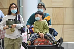 Hành khách đeo khẩu trang phòng chống virus corona gây bệnh viêm phổi lạ tại sân bay Sydney, Australia, ngày 25/1 vừa qua. (Ảnh: AFP/TTXVN)