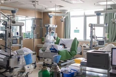 Nhân viên y tế điều trị cho bệnh nhân nhiễm COVID-19 tại bệnh viện ở Vũ Hán, tỉnh Hồ Bắc, Trung Quốc, ngày 22/2. (Ảnh: THX/TTXVN)