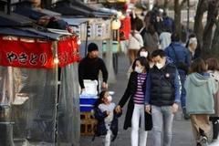 Người dân đeo khẩu trang để phòng tránh lây nhiễm COVID-19 tại Fukuoka, Nhật Bản, ngày 20/2. (Ảnh: Kyodo/ TTXVN)