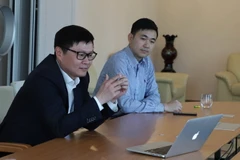 Tham tán Công sứ Đại sứ quán Việt Nam tại Đức, ông Đặng Chung Thủy (bên trái) phát biểu tại hội thảo trực tuyến. (Ảnh: Mạnh Hùng/TTXVN)