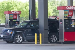 Tại trạm bán xăng ở Plano, bang Texas, Mỹ ngày 20/4. (Ảnh: THX/TTXVN)