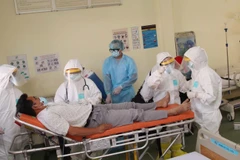 Diễn tập tình huống tiếp nhận, vận chuyển người bệnh nhiễm 2019-nCoV. (Ảnh: Đinh Hằng/TTXVN)