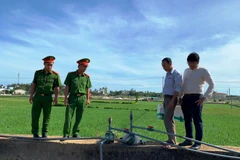 Lực lượng chức năng kiểm tra một điểm có các giếng khoan trái phép. (Ảnh: Đinh Hương/TTXVN)