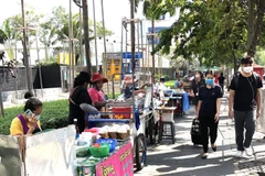 Những người bán hàng rong trên đường phố ở thủ đô Bangkok chủ yếu là lao động nước ngoài. (Ảnh: Ngọc Quang/TTXVN)