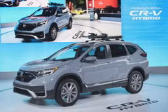 Trưng bày xe hỗn hợp Honda CR-V tại triển lãm ôtô Los Angeles, bang California của Mỹ. (Ảnh: AFP/TTXVN)