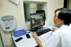 Một ca chẩn đoán hình ảnh các bệnh lý sỏi tiết niệu theo chương trình khám miễn phí tại bệnh viện Hữu nghị Việt Đức. (Ảnh: Dương Ngọc/TTXVN)