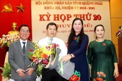 Bí thư Tỉnh ủy Quảng Ngãi Bùi Thị Quỳnh Vân tặng hoa chúc mừng ông Đặng Văn Minh. (Ảnh: Sỹ Thắng/TTXVN)