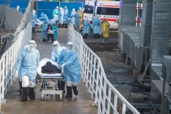 Nhân viên y tế chăm sóc bệnh nhân nhiễm virus corona mới tại khu vực cách ly của bệnh viện Hỏa Thần Sơn ở Vũ Hán, Trung Quốc, ngày 4/2. (Ảnh: THX/TTXVN)
