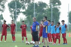 Huấn luyện viên Philippe Troussier và đội tuyển bóng đá nam U19 quốc gia. (Ảnh: VFF) 