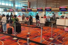 Các công dân làm thủ tục lên máy bay. (Ảnh: TTXVN/phát)