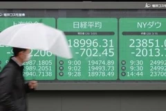 Bảng chỉ số chứng khoán tại một phiên giao dịch ở Tokyo, Nhật Bản. (Ảnh: Kyodo/TTXVN)
