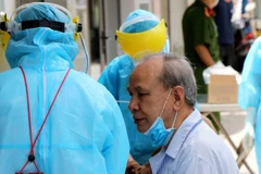 Nhân viên y tế đến tận nhà lấy mẫu xét nghiệm cho người lớn tuổi, sức đề kháng kém có nguy cơ lây nhiễm cao. (Ảnh: Quốc Dũng/TTXVN)