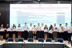 Doanh nghiệp công nghệ thông tin quyên góp ủng hộ sản phẩm y tế phòng chống dịch bệnh. (Ảnh: Tiến Lực/TTXVN)