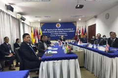 Các thành viên tập trung thảo luận và bỏ phiếu tuyển chọn Giám đốc điều hành mới của Ban Thư ký Thường trực ARMAC nhiệm kỳ 2021-2023. (Ảnh: Trang Nhung/Vietnam+) 