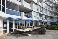 Một nhà hàng đóng cửa do dịch COVID-19 tại Calvia, Tây Ban Nha. (Ảnh: AFP/TTXVN)