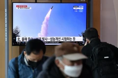 Người dân theo dõi thông tin về vụ phóng tên lửa của Triều Tiên qua màn hình vô tuyến tại một nhà ga ở Seoul, Hàn Quốc ngày 29/2 vừa qua. (Ảnh: AFP/TTXVN)