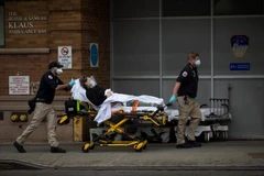 Chuyển bệnh nhân nhiễm COVID-19 tới trung tâm y tế ở Brooklyn, New York, Mỹ ngày 28/3. (Ảnh: THX/TTXVN)