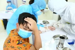 Xét nghiệm nhanh cho người dân tại phường Bách Khoa, quận Hai Bà Trưng. (Ảnh: Minh Quyết/TTXVN)