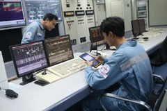 Sử dụng phần mềm nhập dữ liệu thông tin nhật ký vận hành nhằm phát hiện bất thường trong hoạt động của thiết bị. (Ảnh: Ngọc Hà/TTXVN)