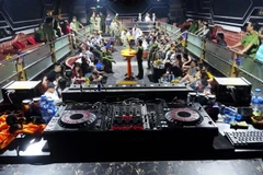 Hiện trường quán Bar Holiday Club khi bị lực lượng công an ập vào kiểm tra, phát hiện các đối tượng sử dụng chất ma túy. (Ảnh: Thanh Tân/TTXVN)