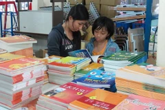 Một quầy bán sách, vở và đồ dùng học tập. (Ảnh: Phương Vy/TTXVN)