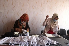 Một xưởng may khẩu trang tại Sari Pul của Afghanistan. (Ảnh: THX/TTXVN)